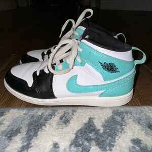 SOLD‼️Jordan 1 Mid Island Green 🌴